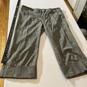 Cache size 12  black & white high Wsist cropped pant w/ blue embroidered detail